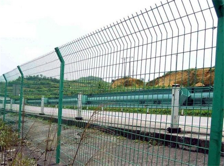 雙邊絲護(hù)欄網(wǎng)施工時(shí) 應(yīng)該注意的問(wèn)題？